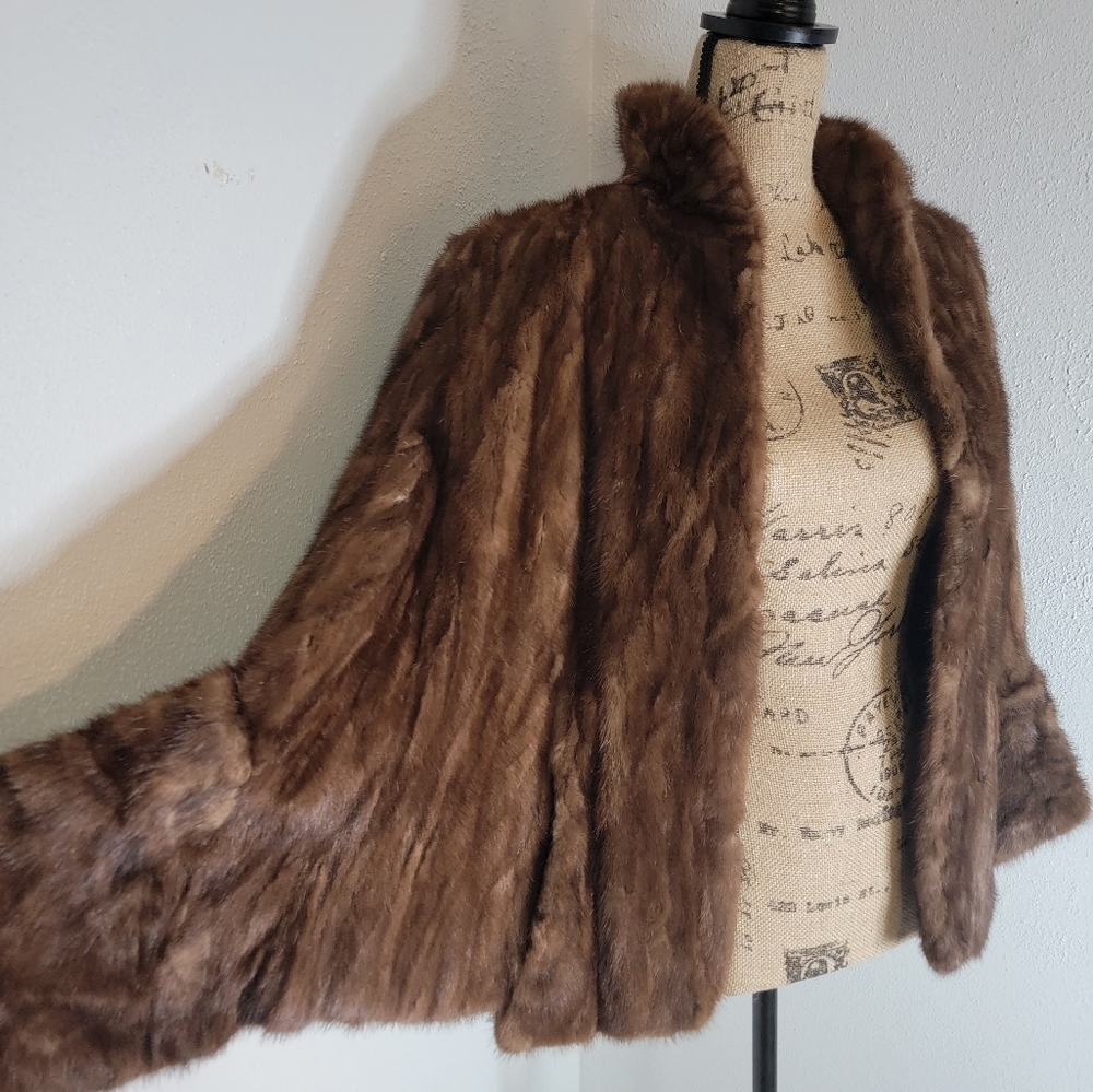 Leigh Of Racine Fur - Picture 3 of 4